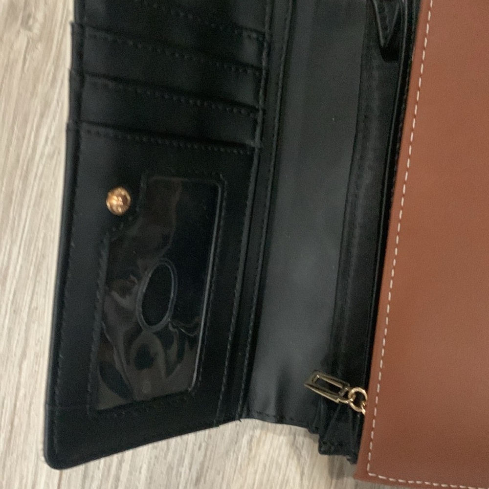 Guess Wallet - Picture 2 of 6